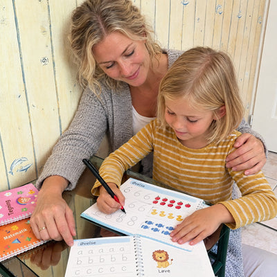 Mor og datter øver tal med den magiske pen